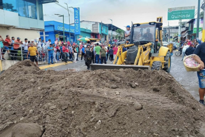El gobernador Juan Jaramillo lideró el diálogo que permitió reabrir la vía Quinindé – Esmeraldas tras