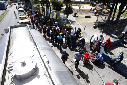 En el barrio La Ecuatoriana, la espera por el líquido sobrepadaba las dos horas.