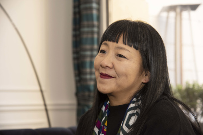 La autora presentó su primera novela, "La voz de las piedras" en la capital.