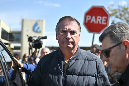 El expresidente de Brasil Jair Bolsonaro, sale de la sede de la Policía Federal este viernes, 18 de julio de 2025, en Brasilia (Brasil).