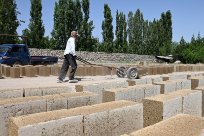Una lanta de producción de bloques de construcción de arroz, hechos principalmente de cáscaras de arroz, un subproducto del procesamiento del arroz, en la región de Batken, en el sur de Kirguistán.