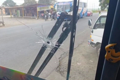 Los delincuentes dispararon contra el parabrisas y el costado izquierdo de la unidad de transporte, en Babahoyo.