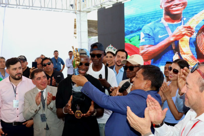 El alcalde de Santo Domingo, Wilson Erazo, le entregó las llaves de la ciudad y el Tsáchila de Oro.