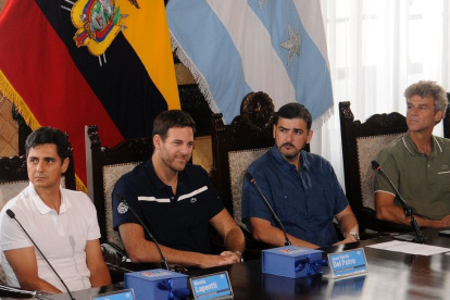 Nico Lapentti (i), Delpo (c-i) y Guga (d) fueron presentados en el Municipio de Guayaquil por el alcalde, Aquiles Alvarez.