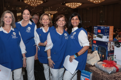 Verónica de Holguín, Lucia de Chávez, Queta de 0netto, Alicia de Rodríguez y Shri Somani.