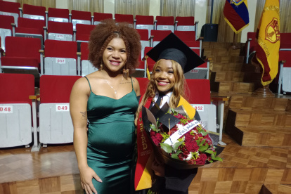 Graduación. Jessica, junto a su hermana Angie, embarazada de 8 meses, posó como nueva bachiller técnico en deportes de la república.