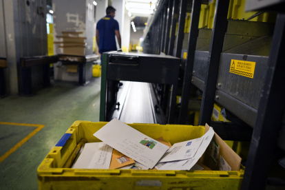 Correo. En una zona técnica del aeropuerto internacional Fiumicino de Roma se clasifica cada día el correo enviado por los fieles al Papa.