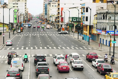 Guayaquil tendrá cierres viales y cambios en buses por tres desfiles este sábado