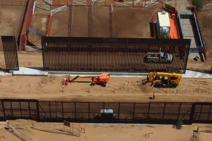 MEX8170. CIUDAD JUÁREZ (MÉXICO), 19/07/2025.- Fotografía aérea de trabajadores estadounidenses y maquinaria pesada detrás de un muro metálico este viernes, en la frontera de Ciudad Juárez (México). Con estructuras de acero más altas y resistentes, el Gobierno de Estados Unidos ha iniciado esta semana la edificación de un nuevo muro secundario entre la zona limítrofe de Nuevo México y Ciudad Juárez, levantamiento que ha sido cuestionado y rechazado, según afirmó a EFE el padre y párroco de la comunidad de Mater Dolorosa, Javier Calvillo. EFE/ Luis Torres