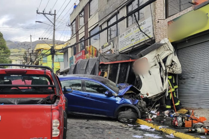 Camión con multas previas provoca choque múltiple en avenida Legarda, norte Quito