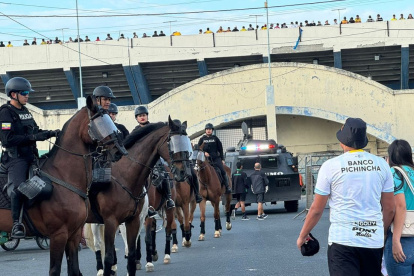 En los alrededores del estadio se desplegó un fuerte contingente de Policía, Fuerzas Armadas y UMO