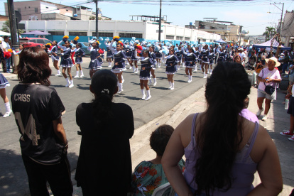 Los desfiles cívicos en julio fomentan la unión entre vecinos, con arreglos en sus barrios, intentando mantener a flote una de las tradiciones más icónicas de la urbe porteña.
