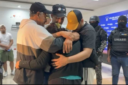 Reencuentro de la comerciante con su familia.