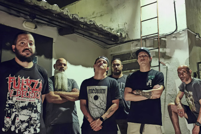 Dimas Camacho (voz), José Moronta (voz), Ronald Fernández (guitarra), Carlos Ochoa (guitarra), Jesús Hernández (bajo) y Humberto Ochoa (batería) conforman Sistema Diez. José, radicado en Chile, los acompaña a la distancia.