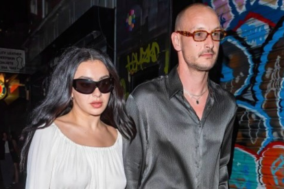 La estrella del pop Charli XCX confirmó su matrimonio con George Daniel en TikTok