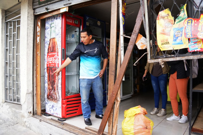 Dos locales comerciales resultaron afectados tras el choque múltiple que se registró en la avenida La Legarda, norte de Quito