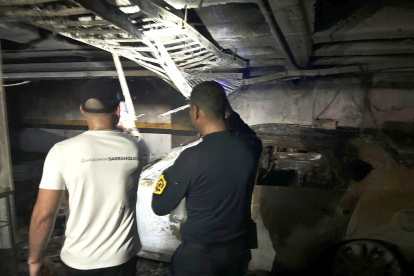 AME4124. BARRANQUILLA (COLOMBIA), 20/07/2025.- Fotografía cedida este domingo por la Alcaldía de Barranquilla que muestra integrantes de organismos de socorro, inspeccionando los daños ocasionados por un incendio en un parqueadero de un edificio de viviendas, en Barranquilla (Colombia). Al menos tres personas murieron y 13 más resultaron heridas este domingo por un incendio en un edificio de vivienda en la ciudad colombiana de Barranquilla (norte), confirmaron las autoridades locales. EFE/Alcaldía de Barranquilla / SOLO USO EDITORIAL /NO VENTAS /SOLO DISPONIBLE PARA ILUSTRAR LA NOTICIA QUE ACOMPAÑA /CRÉDITO OBLIGATORIO/MÁXIMA CALIDAD DISPONIBLE