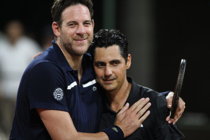 Juan Martín Del Potro (i) abrazó y agradeció a Lapentti tras el duelo de leyendas.