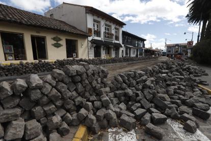 Intervención. En la calle Manabí se retiraron alrededor de 13.000 piedras. La vía está cerrada.
