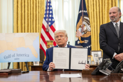 USA4017. WASHINGTON (DC, EEUU), 20/07/2025.- Fotografía cedida por La Casa Blanca donde aparece el presidente de Estados Unidos, Donald Trump (c), mostrando la orden ejecutiva sobre el aumento de aranceles el 13 de febrero de 2025 en el Despacho Oval de la Casa Blanca en Washington (EE.UU.). Trump cumple este domingo seis meses desde su regreso a la Casa Blanca, un arranque de segundo mandato marcado por una proteccionista política exterior y comercial, el endurecimiento en inmigración, medidas legislativas divisivas y una inesperada crisis en su hasta ahora leal base, descontenta por el manejo del caso contra Jeffrey Epstein. EFE/La Casa Blanca /SOLO USO EDITORIAL /NO VENTAS /SOLO DISPONIBLE PARA ILUSTRAR LA NOTICIA QUE ACOMPAÑA /CRÉDITO OBLIGATORIO
