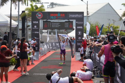Elizabeth Bravo celebró tras llegar primera en la categoría élite profesional.