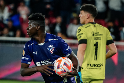 Alejandro Cabeza selló el 2-2 de Liga de Quito ante Deportivo Cuenca, en la última jugada del partido.