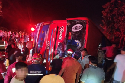 Un bus de transporte intercantonal se volcó en la vía El Empalme - Pichincha, la noche del domingo 20 de julio.