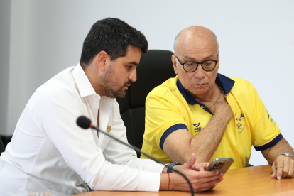 El ministro José David Jiménez (i) en una reunión con Jorge Delgado, presidente del COE.