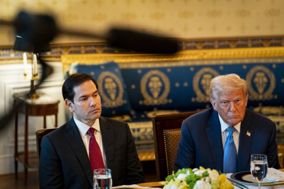 Fotografía del 7 de julio de 2025 del secretario de Estado de EE.UU., Marco Rubio (i), junto al presidente Donald Trump (d).
