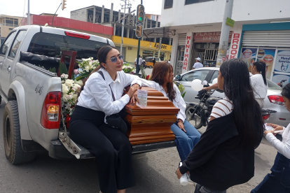Familiares de una de las víctimas de la masacre en Playas trasladando su féretro hacia un camposanto del cantón.