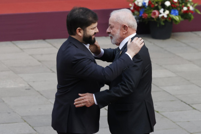 El presidente de Chile, Gabriel Boric (i) saluda al presidente de Brasil, Luiz Inácio Lula da Silva, este lunes 21 de julio de 2025.