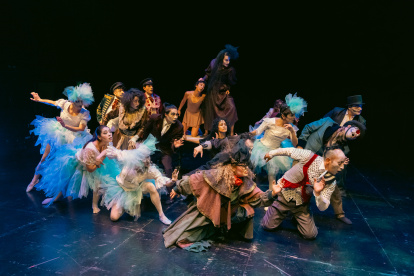 La obra cuenta con un elenco internacional de veinte artistas, que trabajaron durante tres meses en la puesta en escena de la obra.