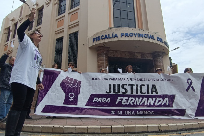 Familares de la modelo cuencana María Fernanda López hicieron un plantón ante la Fiscalía Provincial de Azuay para exigir justicia por su femicidio.