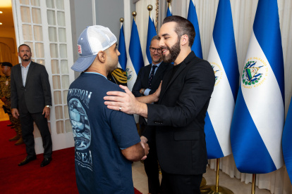 El presidente Nayib Bukele (d) al saludar a uno de los diez estadounidenses liberados por el gobierno venezolano.