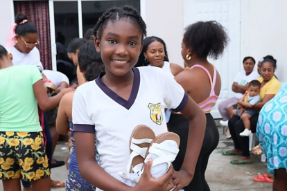 Hellen Quiñónez, con su programa social “Sanando Heridas”, recorre comunidades vulnerables de Esmeraldas