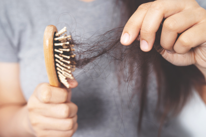 Una alimentación equilibrada, rica en proteínas, hierro, omega-3 y vitaminas, puede ayudar a fortalecer el cabello y prevenir su caída