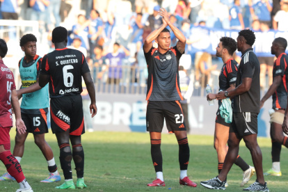 Nueve meses después, Luis Fernando León (c) reapareció en un partido con Emelec, durante la victoria 1-0 sobre Mushuc Runa.