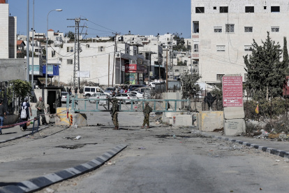 Un grupo de uniformados del Ejército de Israel, controlan una zona de territorio palestino en Gaza.