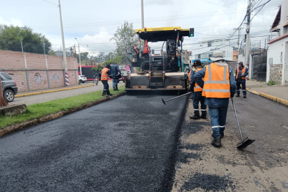 Las obras de asfalto y bacheo de calles se suspenden en Cuenca por falta de material.
