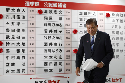 Shigeru Ishiba, primer ministro de Japón y presidente del gobernante Partido Liberal Democrático (PLD), camina junto a un tablero con rosas de papel rojas que muestran a los candidatos electos.