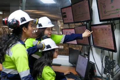 La primera escuela de mecánica industrial para mujeres en Ecuador combina teoría y práctica bajo el modelo dual alemán.