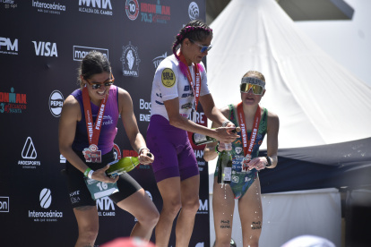 Eli (c) en lo alto del podio de la máxima categoría femenina del Ironman. La escoltaron Lirany Gutiérrez (Colombia), segunda y Olivia Dietzel (EE. UU.), tercera.