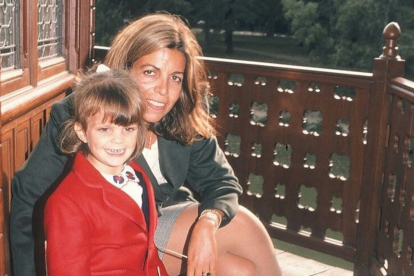 Christina Onassis, hija menor del magnate multimillonario griego Aristóteles Onassis, falleció el 19 de noviembre de 1988, a los 38 años. En la foto junto a su única hija, Athina Roussel.