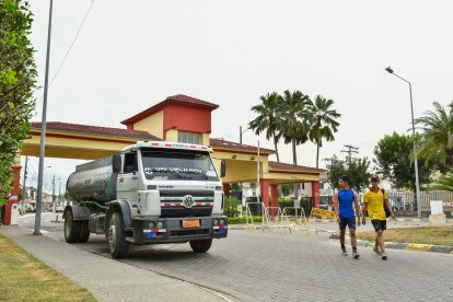 Hecho. Hasta pasadas las 15:00 de este 21 de julio, se veía entrar y salir a tanqueros de las ciudadelas en La Aurora.