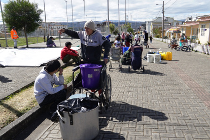 Caso. Vecinos forman largas filas a la espera de tanqueros. Llevan el agua en sillas de ruedas.
