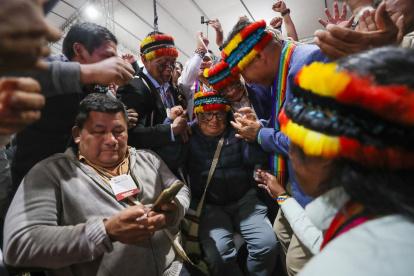 Marlon Vargas (c), nominado por la Confeniae, celebra tras ser elegido nuevo presidente de la Confederación de Nacionalidades Indígenas del Ecuador (Conaie).