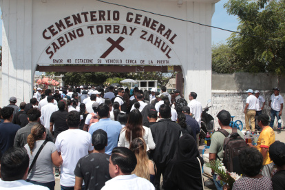 Cientos de personas se congregaron en el Cementerio General Sabino Torbay Zahul