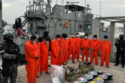 Detenidos presentados en el puerto de Manta tras operativo internacional antidrogas.