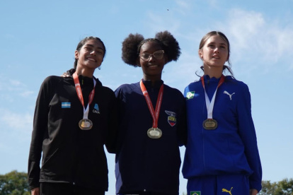 Yeraldine Pata (c) fue oro para Ecuador en salto alto igualando el récord local.