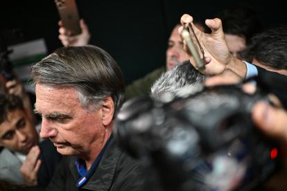 El expresidente de Brasil Jair Bolsonaro camina a su salida tras una reunión con congresistas de la oposición este 21 de julio de 2025.